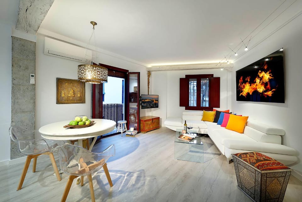 Bed, TV and multimedia, Coffee/tea facilities, Balcony/Terrace, Kitchen or kitchenette, Living room, Food and drinks, Photo of the whole room, Decorative detail, Seating area, Dining area, City view, Landmark view, Mountain view, Street view