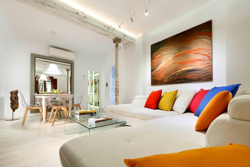 Coffee/tea facilities, Kitchen or kitchenette, Living room, Food and drinks, Photo of the whole room, Decorative detail, Seating area, Dining area, City view, Landmark view, Mountain view, Street view
