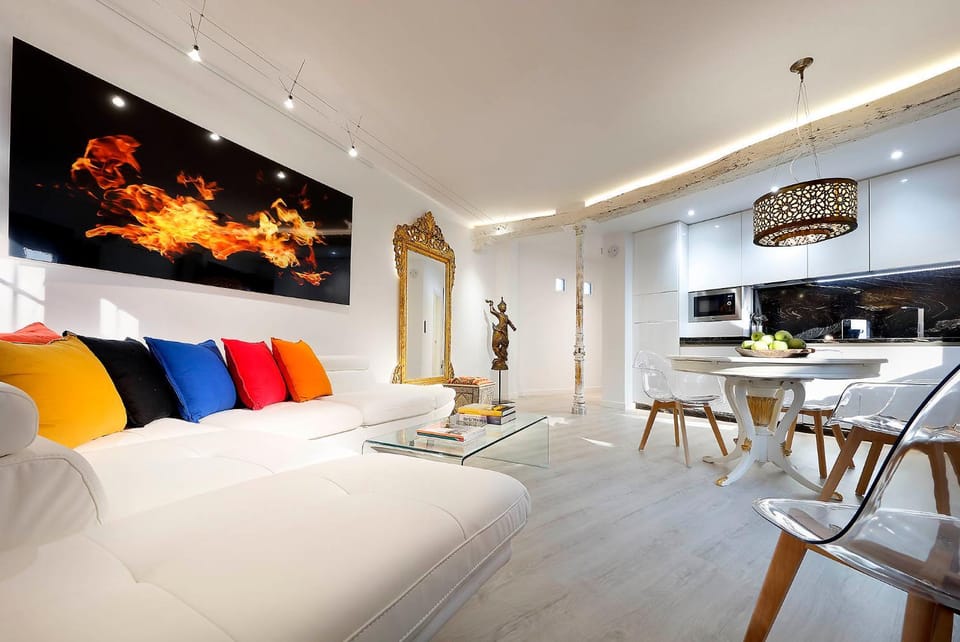 TV and multimedia, Coffee/tea facilities, Balcony/Terrace, Kitchen or kitchenette, Living room, Food and drinks, Photo of the whole room, Decorative detail, Seating area, Dining area, City view, Landmark view, Mountain view, Street view, Sunset