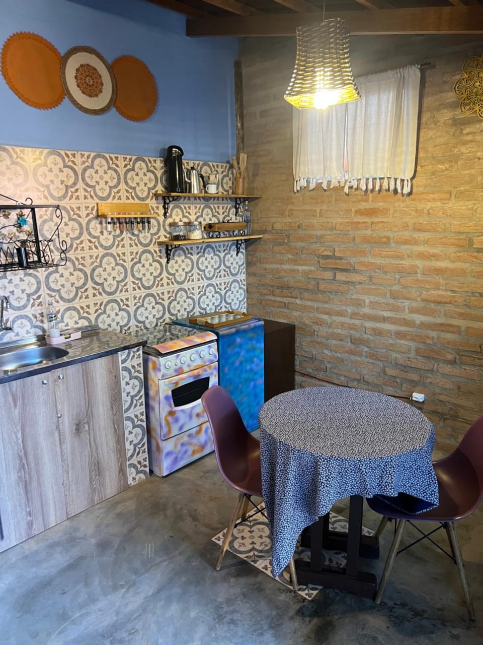 Coffee/tea facilities, Kitchen or kitchenette, Dining area, oven, stove