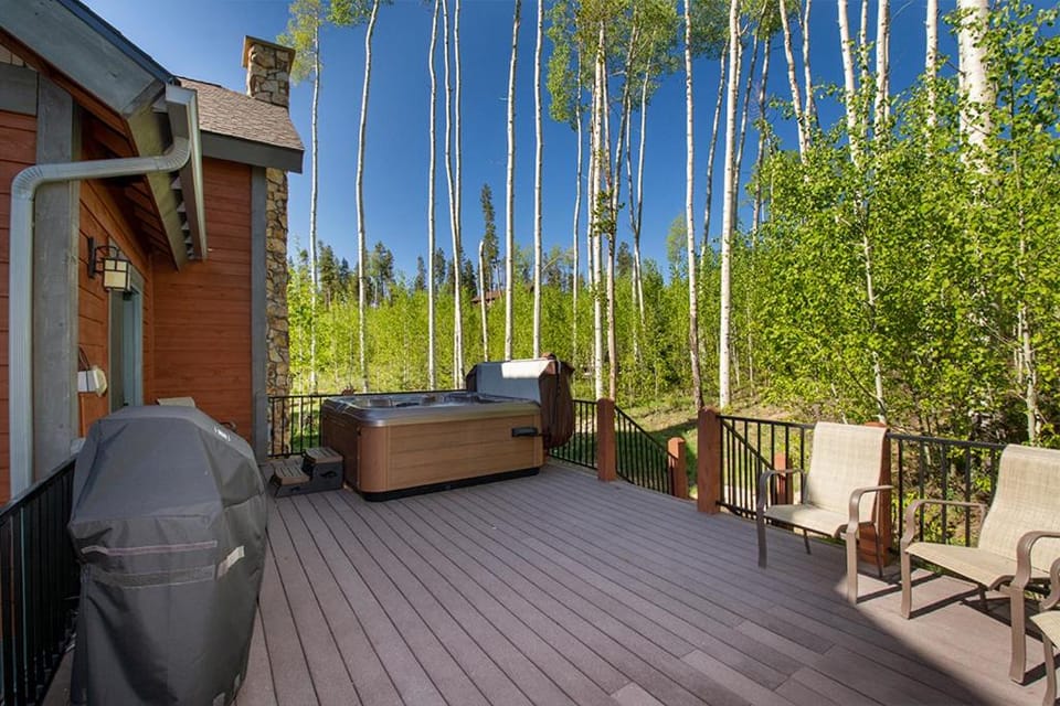Property building, Patio, Day, Natural landscape, Summer, BBQ facilities, Hot Tub, Balcony/Terrace, Seating area