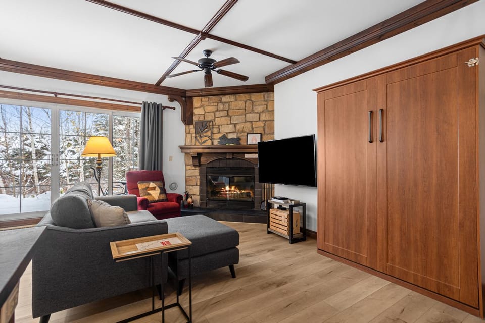 Les Manoirs Wpool & Hot Tub Near Village 120-7 House in Mont-Tremblant