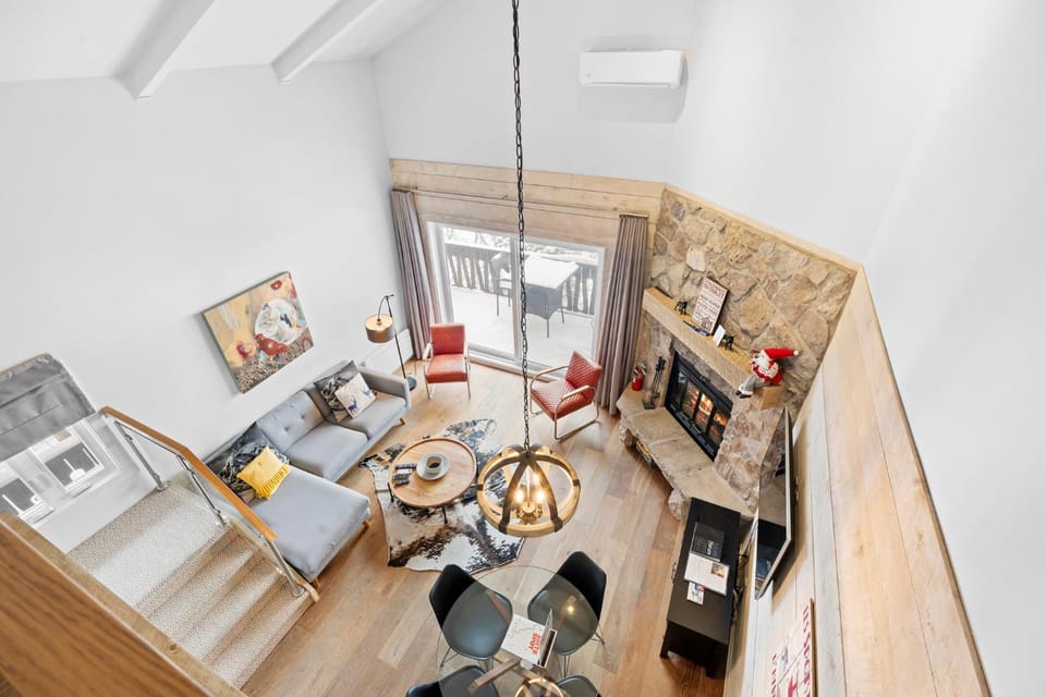 TV and multimedia, Living room, Seating area, Dining area, fireplace