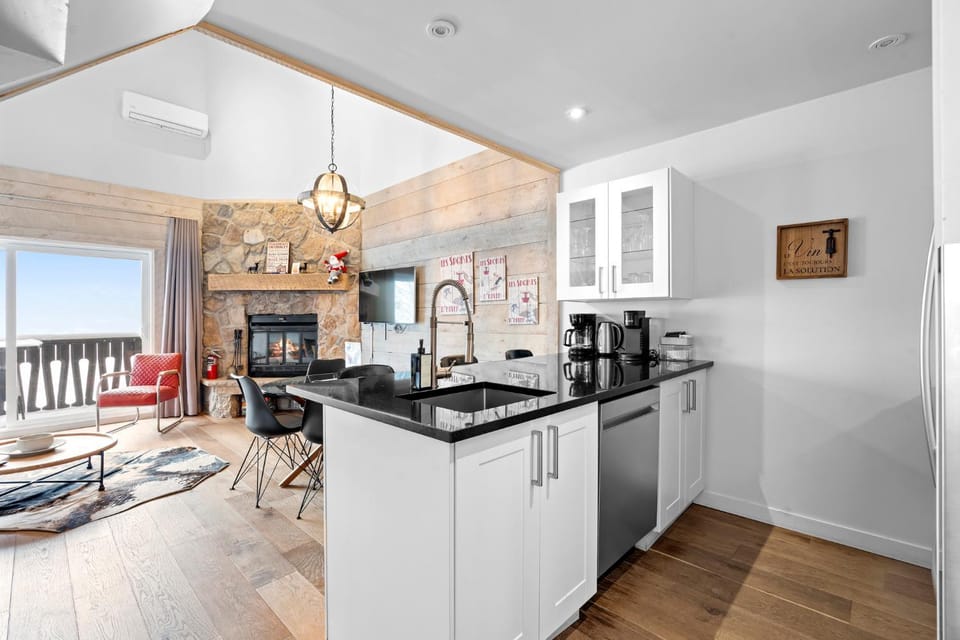 Kitchen or kitchenette, Dining area, dishwasher, fireplace
