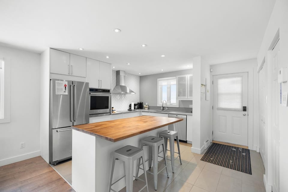 Kitchen or kitchenette, Dining area, oven