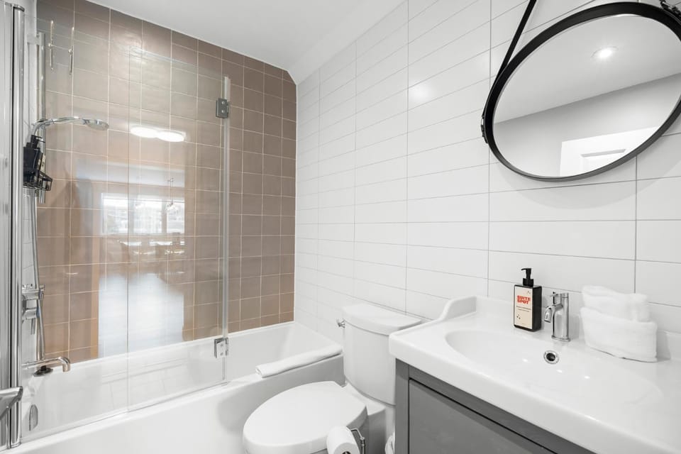 Shower, Toilet, Bathroom, Bath, towels