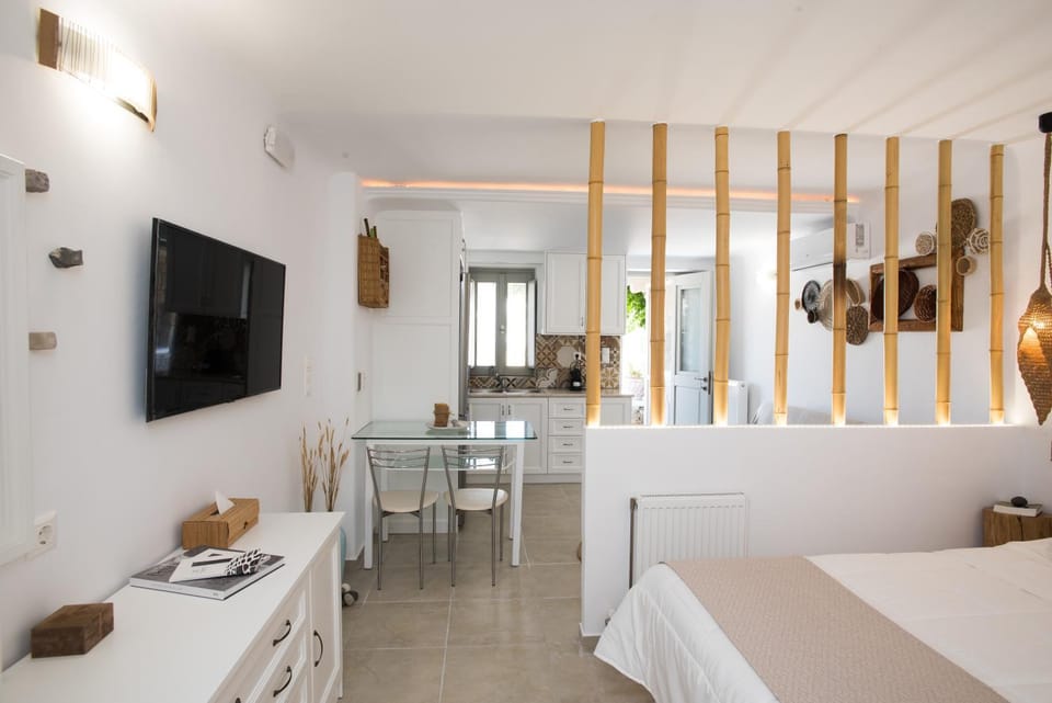Bed, TV and multimedia, Photo of the whole room, Dining area, Bedroom, hair dresser