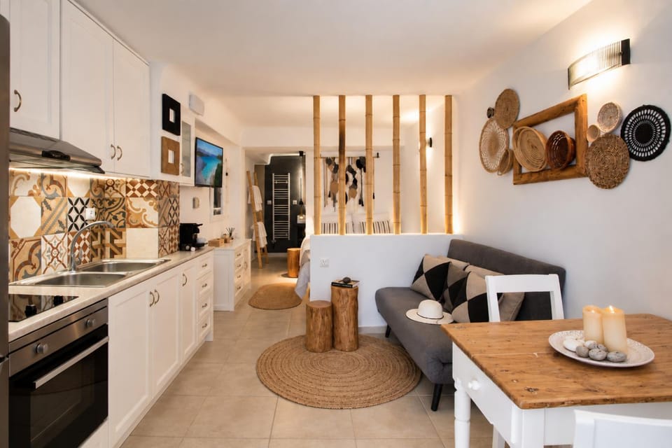 TV and multimedia, Coffee/tea facilities, Kitchen or kitchenette, Living room, Seating area, Dining area, oven, stove