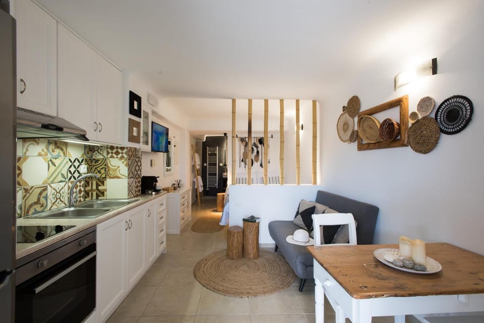 Coffee/tea facilities, Kitchen or kitchenette, Living room, Seating area, Dining area, pet friendly, stove, toaster