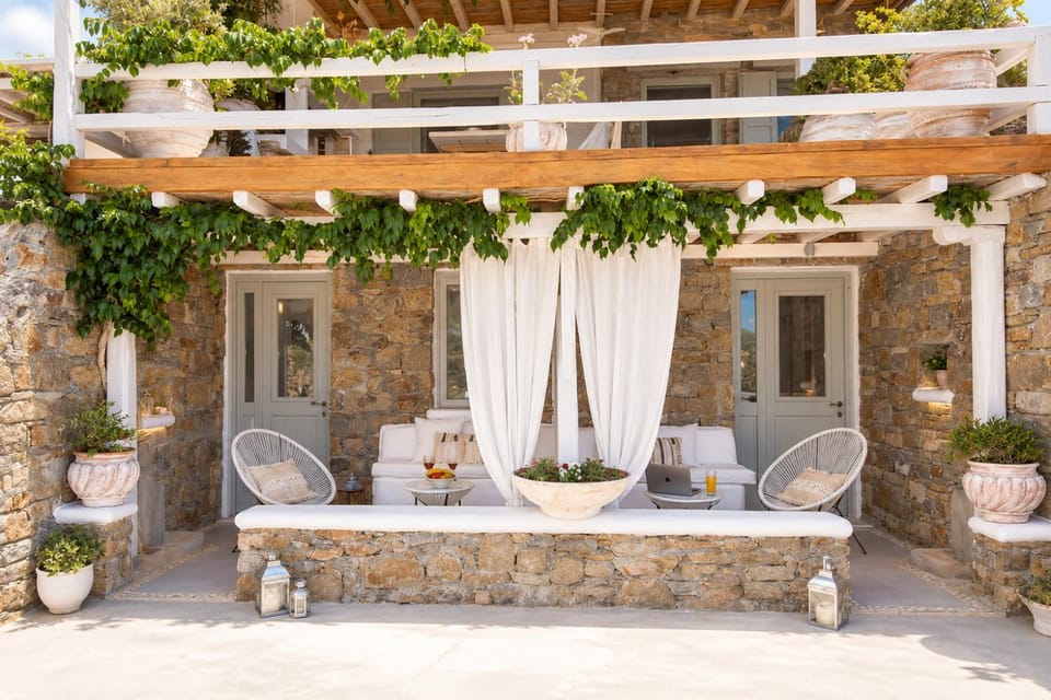 Patio, Facade/entrance, Day, Balcony/Terrace