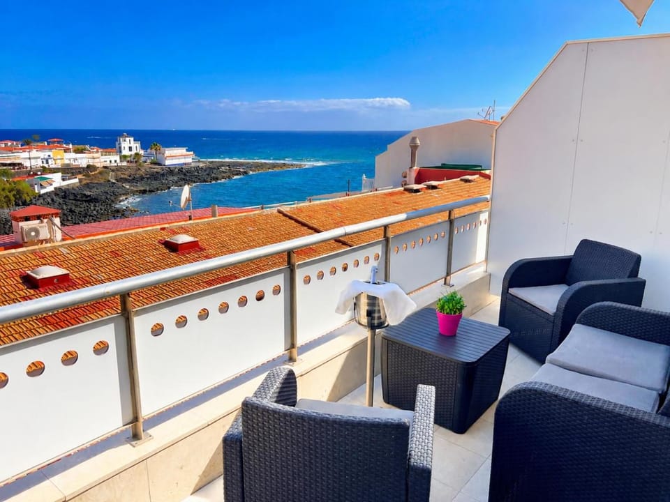 Ático con vistas al mar en el centro de La Caleta Apartment in Canary Islands