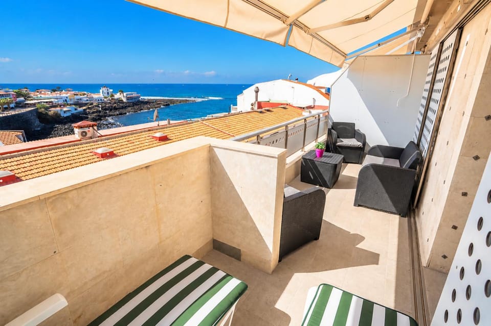 Ático con vistas al mar en el centro de La Caleta Apartment in Canary Islands