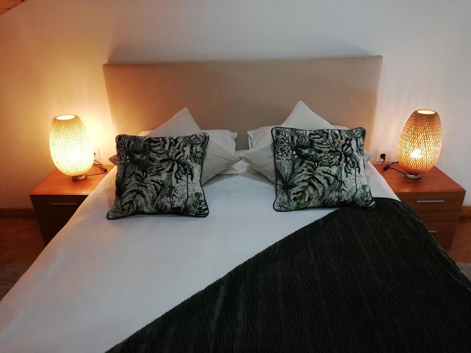 Bed, Bedroom, internet, air conditioner