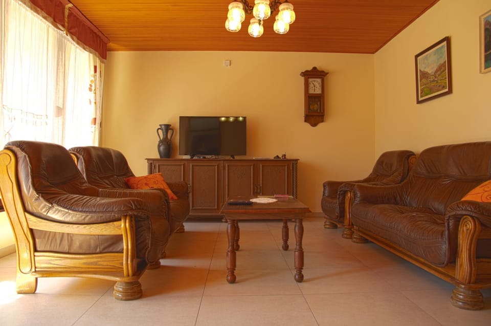 Communal lounge/ TV room, TV and multimedia, Living room, Photo of the whole room, Seating area