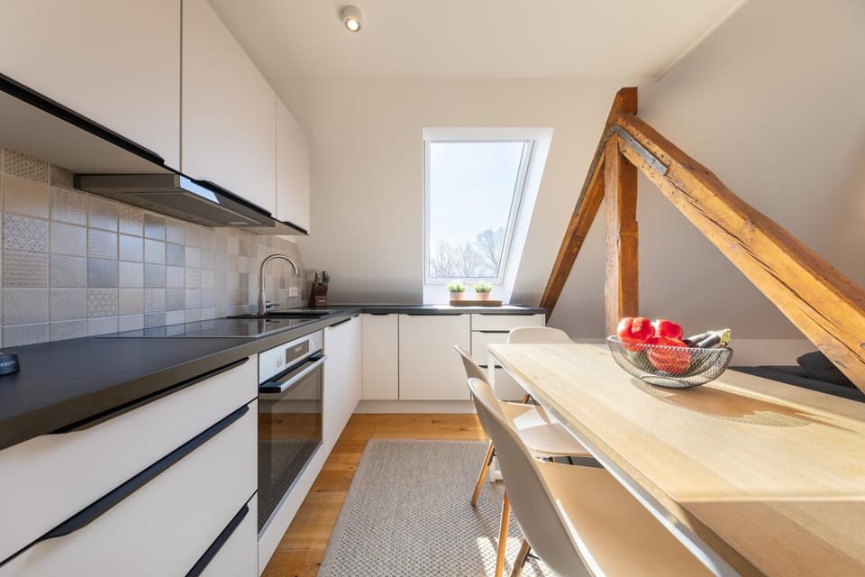 Kitchen or kitchenette, Dining area