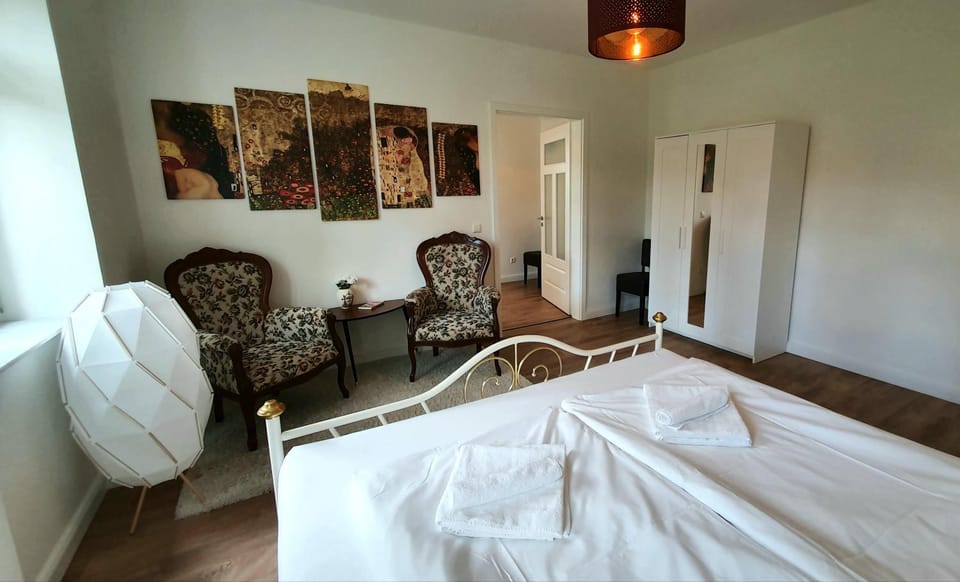 Bed, Photo of the whole room, Seating area, Bedroom