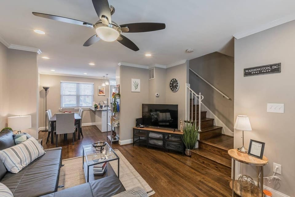 Beautiful 3br 2ba House cozy backyard CozySuites House in Alexandria
