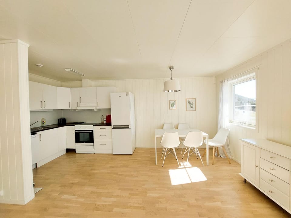 Kitchen or kitchenette, Living room, Seating area, Dining area