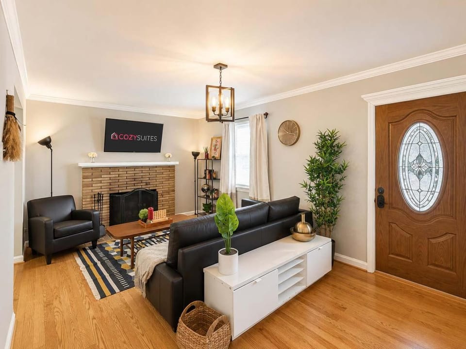 Enchanting historic townhouse by CozySuites House in Alexandria