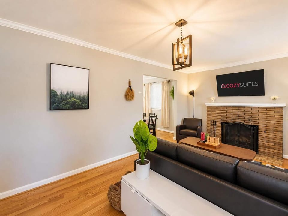 Enchanting historic townhouse by CozySuites House in Alexandria