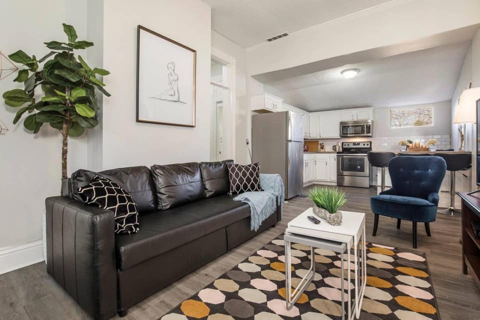 Louisville Dream House 4BR 2BA by CozySuites House in Louisville