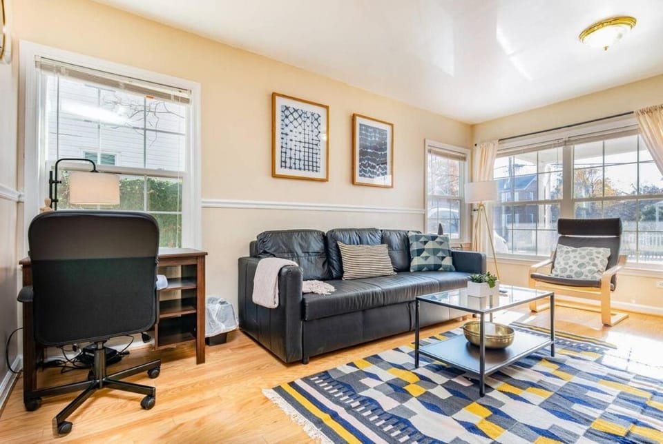 Cozy House 10min to Monuments and DC by CozySuites House in Arlington