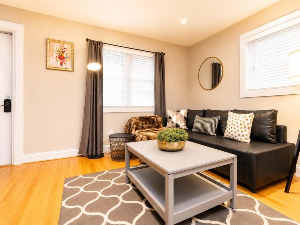 Gorgeous Home 10 min to DC by CozySuites House in Alexandria