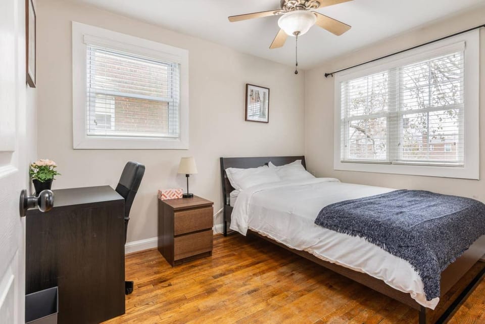 Gorgeous Home 10 min to DC by CozySuites House in Alexandria