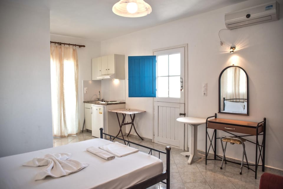 Molos Studios Apartment hotel in Naxos, Naxos and Lesser Cyclades, Greece