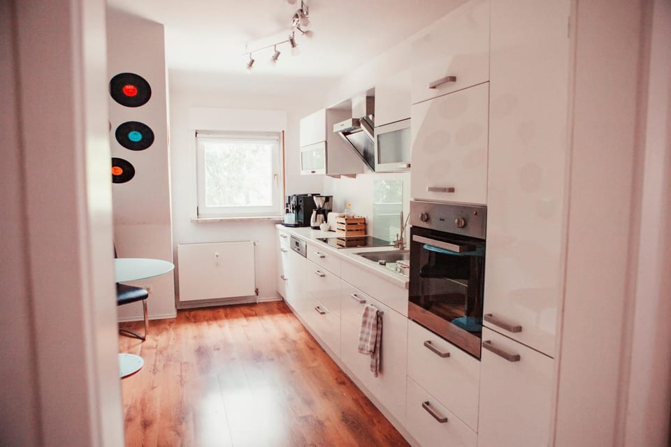 Coffee/tea facilities, Kitchen or kitchenette, Dining area, Breakfast, oven, stove, toaster