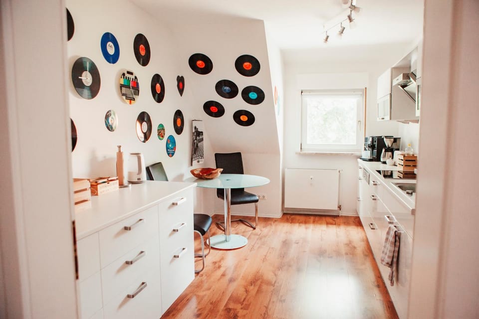 Coffee/tea facilities, Kitchen or kitchenette, Dining area, Breakfast, oven, stove, toaster
