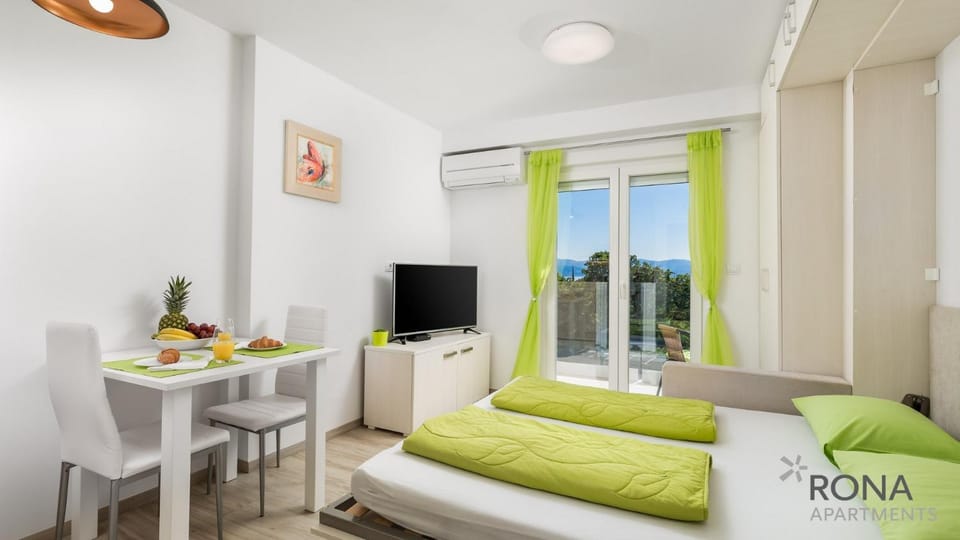 Bed, Balcony/Terrace, City view, Sea view