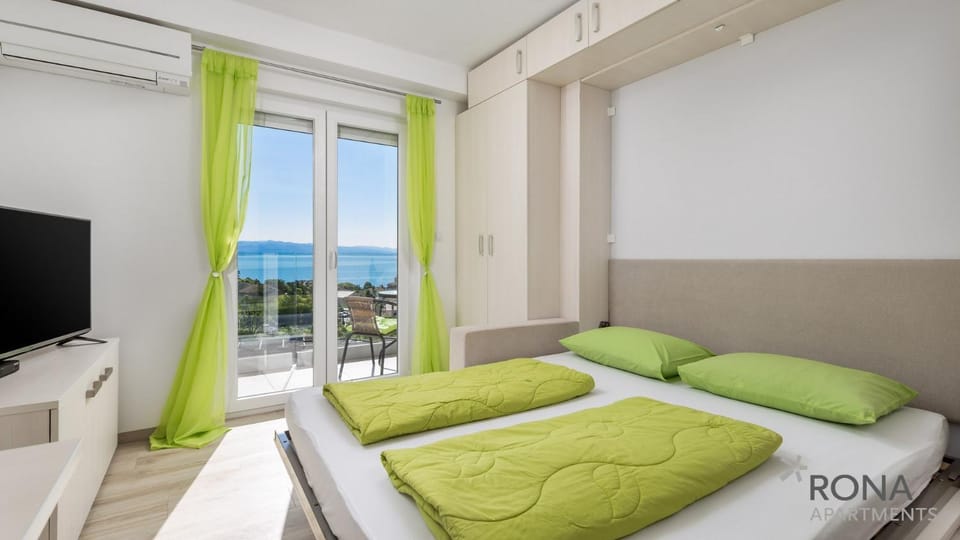 Bed, City view, Sea view