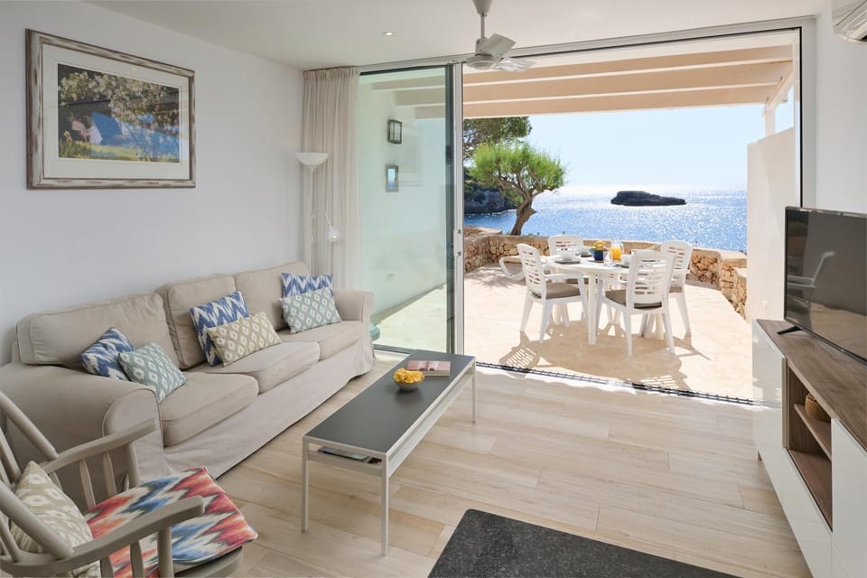 Sea frontline Apartment 'Faraona'. Pool. WIFI Apartment in Cala Ferrera