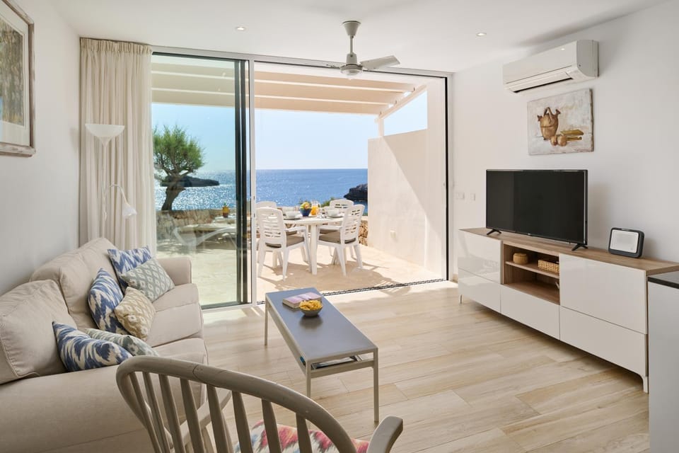 Sea frontline Apartment 'Faraona'. Pool. WIFI Apartment in Cala Ferrera