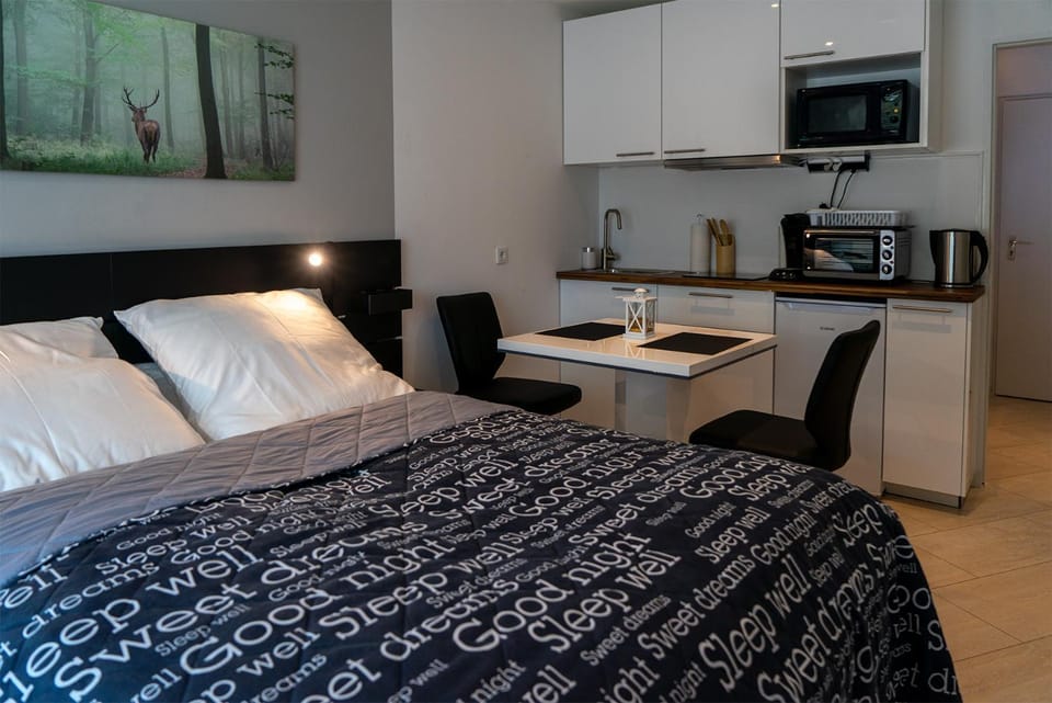 Bed, Photo of the whole room