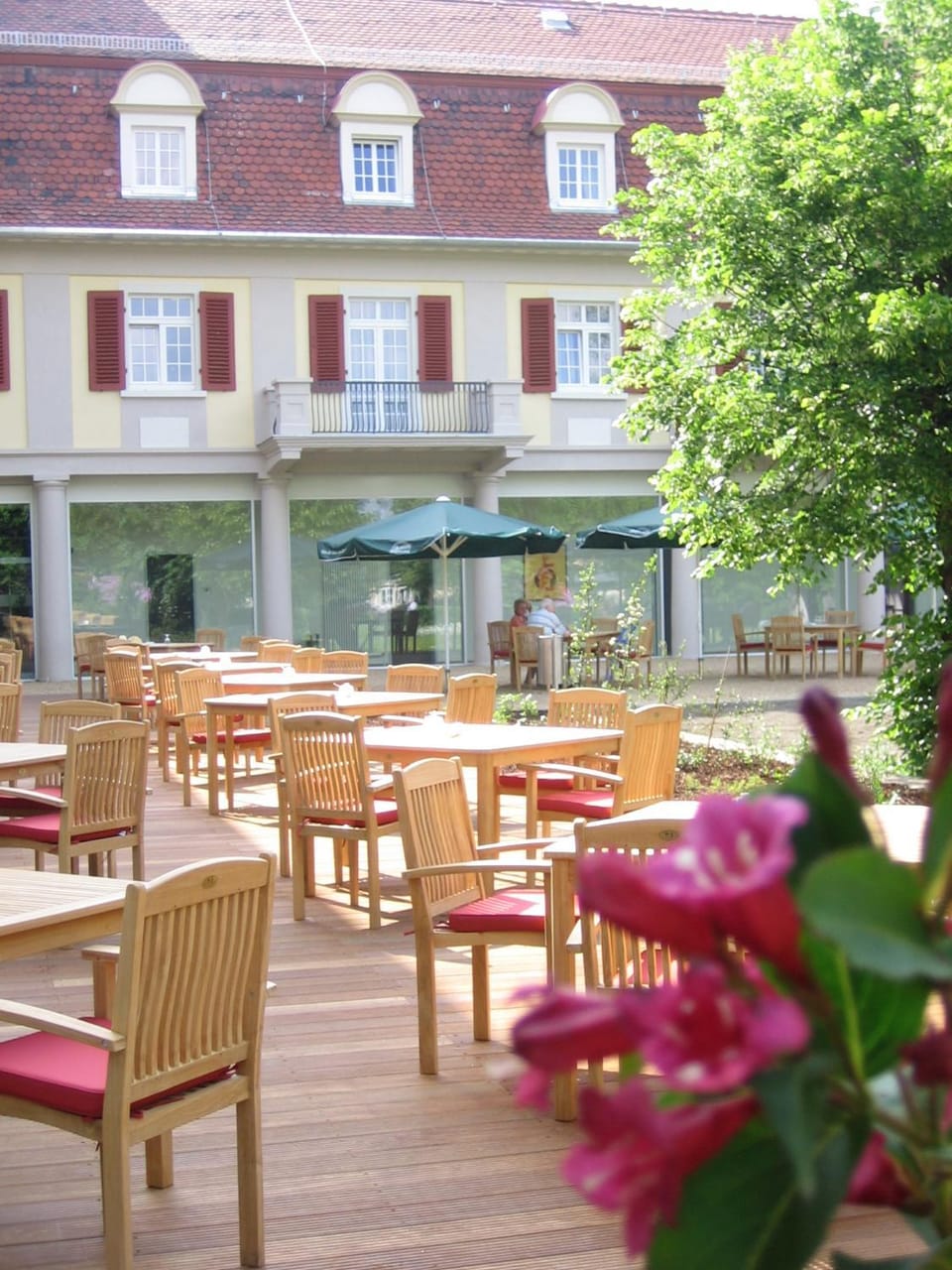 Restaurant/places to eat, Balcony/Terrace