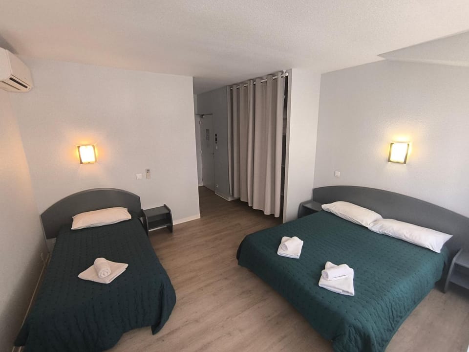 Bed, Bedroom, towels, air conditioner