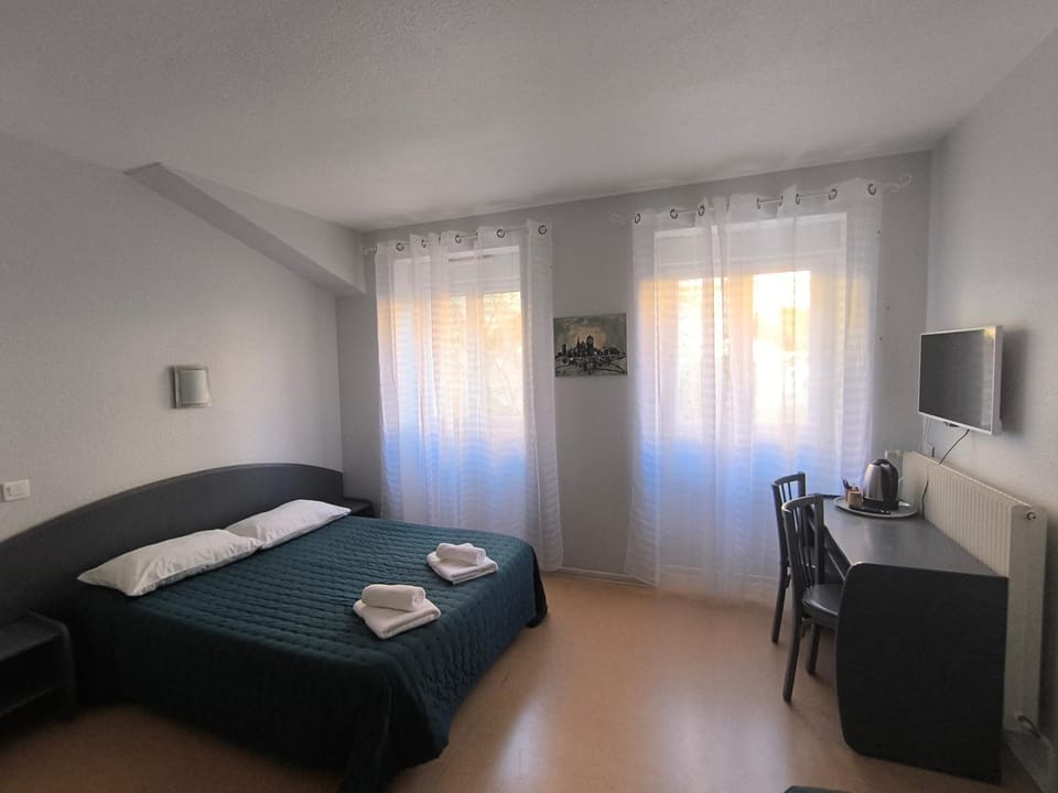 Bed, Photo of the whole room, towels