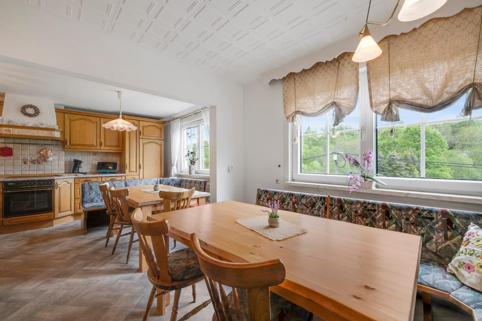 Coffee/tea facilities, Kitchen or kitchenette, Seating area, Dining area, dishwasher, furniture, microwave, oven, stove, toaster, washing machine