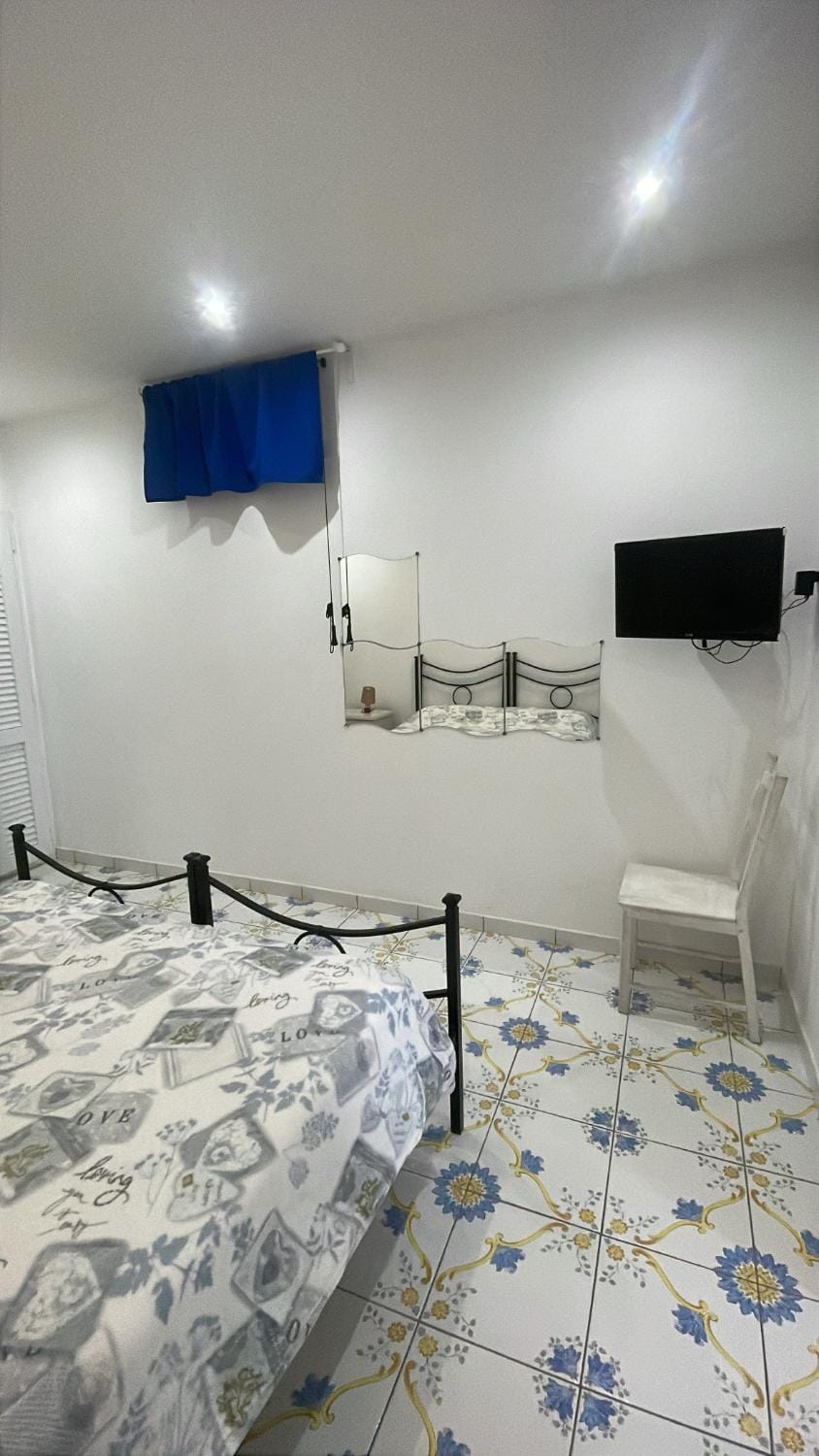 Bed, TV and multimedia, Photo of the whole room, Bedroom