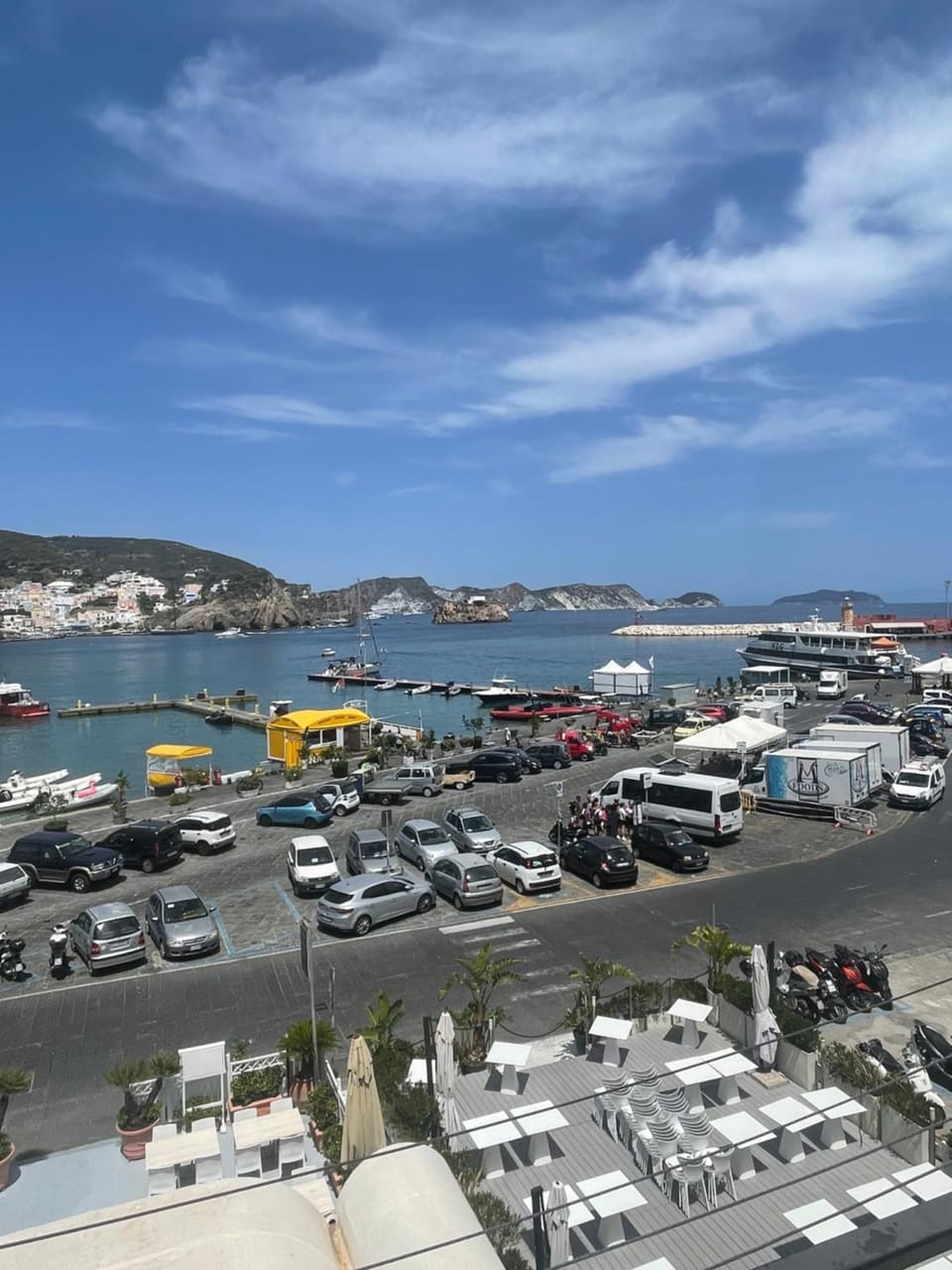 Nearby landmark, Day, Neighbourhood, Natural landscape, City view, Sea view, Location, Parking