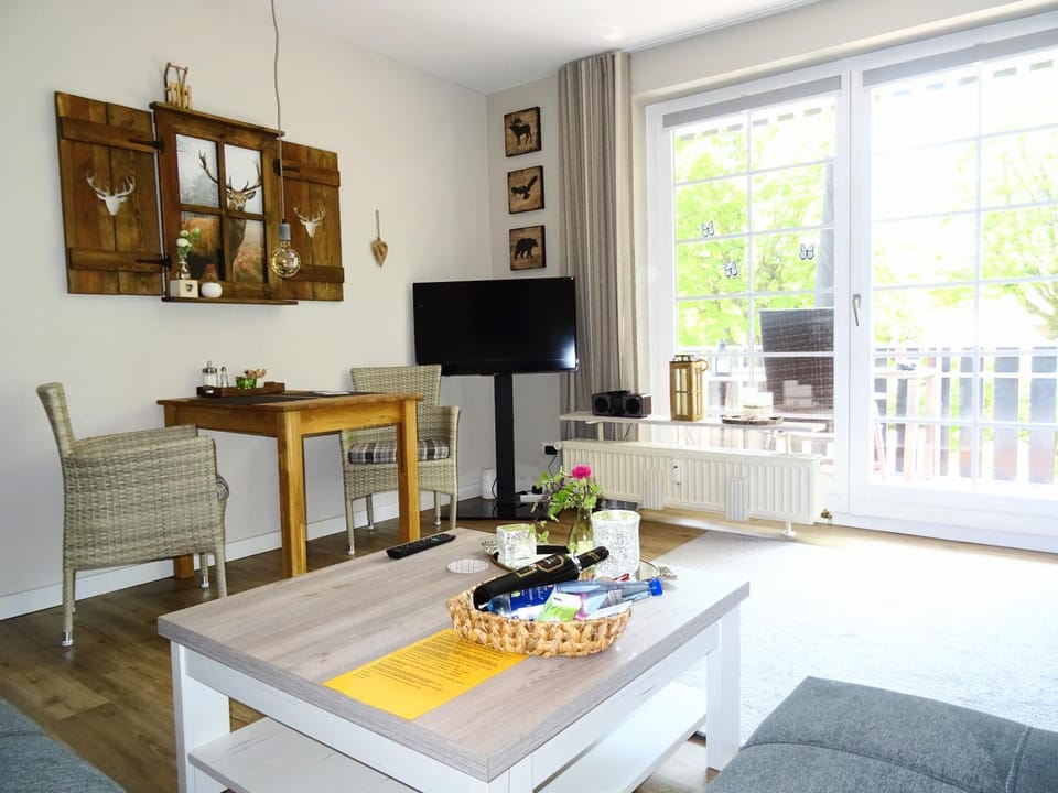 TV and multimedia, Living room, Seating area, Dining area, Food
