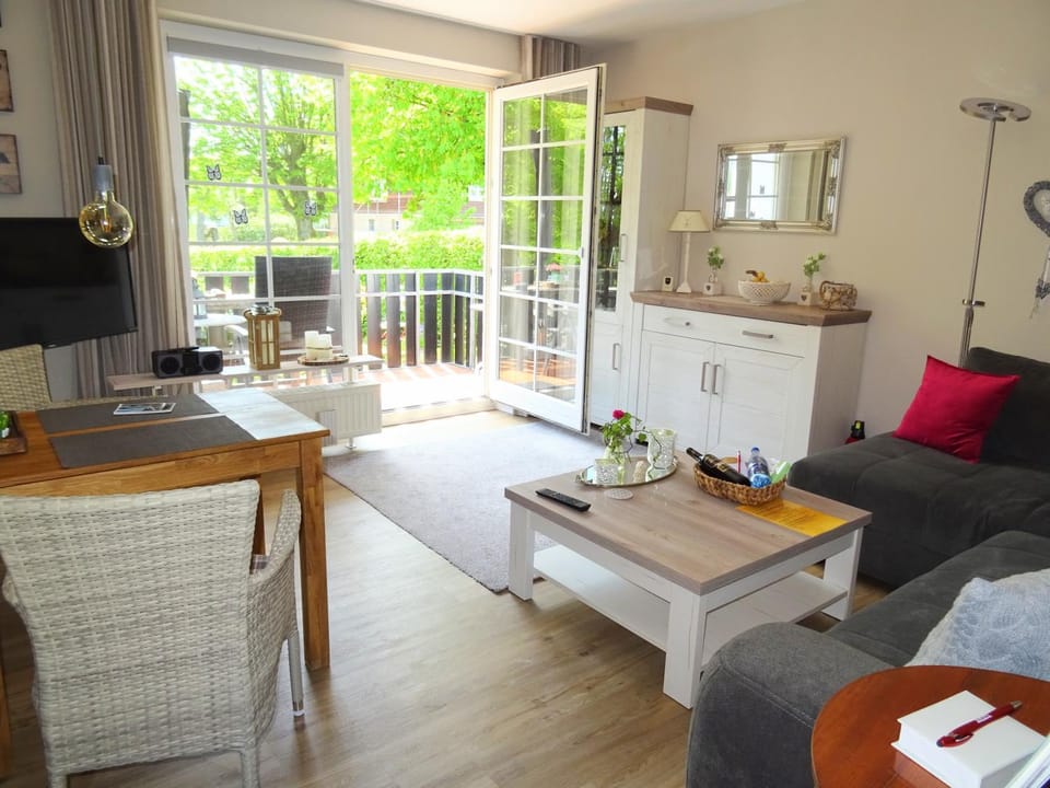 TV and multimedia, Balcony/Terrace, Living room, Seating area, Dining area