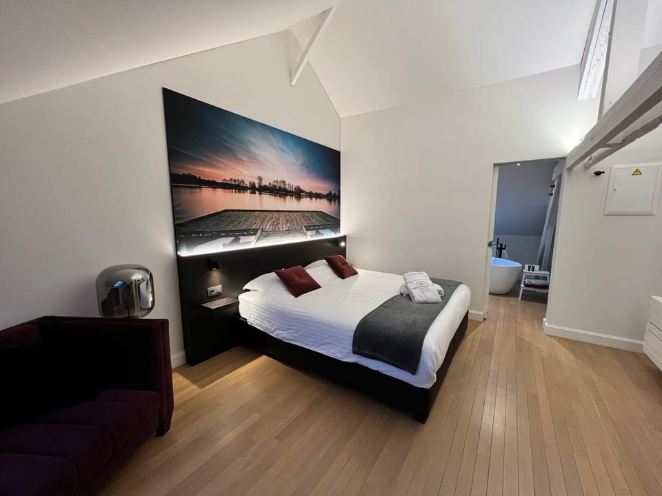 Bed, Photo of the whole room, Bedroom