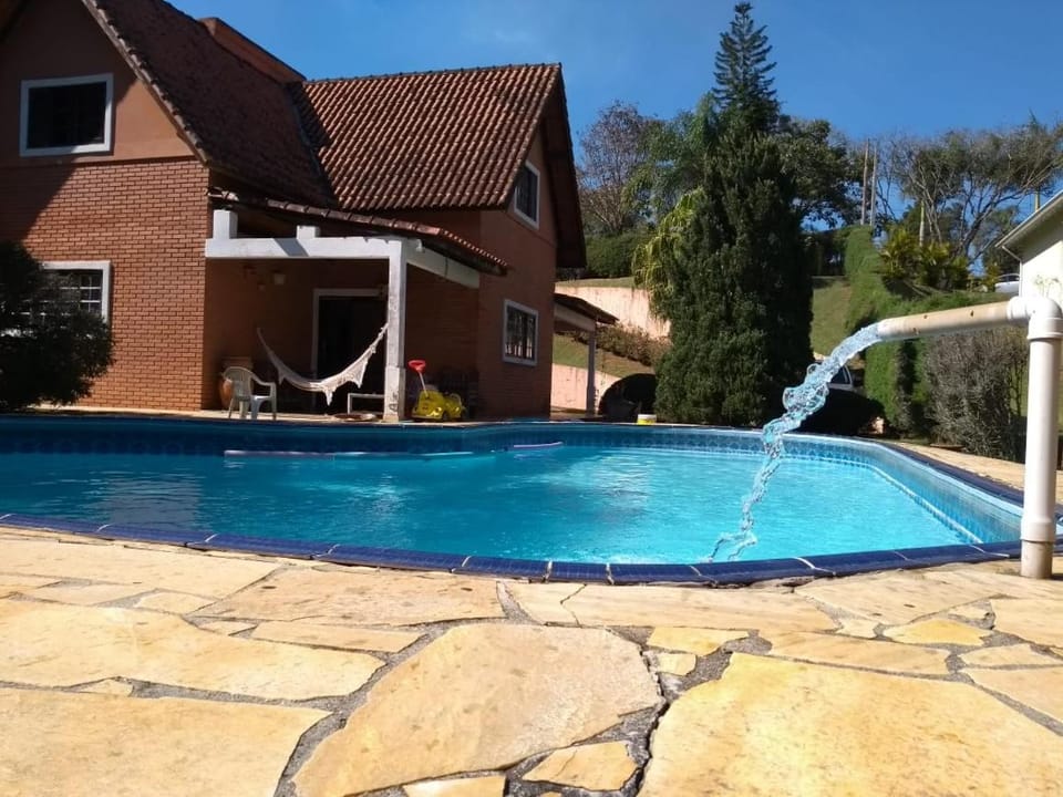 Linda casa em condomínio ecológico de alto padrão a 1h de SP, Terreno de 1500m2 com amplo gramado e piscina, WiFi para Home Office, Área gourmet com churrasqueira, forno de pizza e lareira aconchegante House in Ibiúna