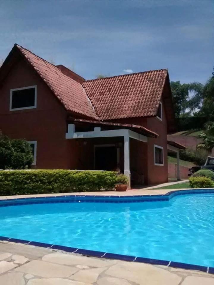 Linda casa em condomínio ecológico de alto padrão a 1h de SP, Terreno de 1500m2 com amplo gramado e piscina, WiFi para Home Office, Área gourmet com churrasqueira, forno de pizza e lareira aconchegante House in Ibiúna