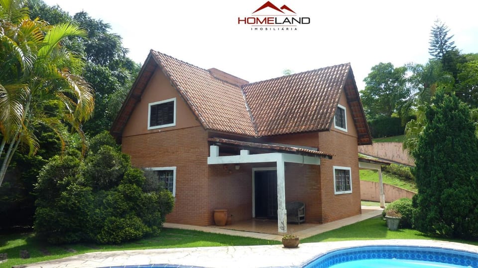 Linda casa em condomínio ecológico de alto padrão a 1h de SP, Terreno de 1500m2 com amplo gramado e piscina, WiFi para Home Office, Área gourmet com churrasqueira, forno de pizza e lareira aconchegante House in Ibiúna