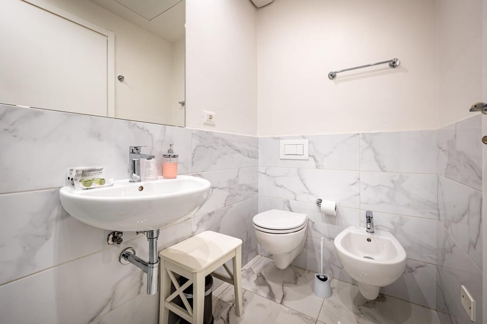 Toilet, bidet