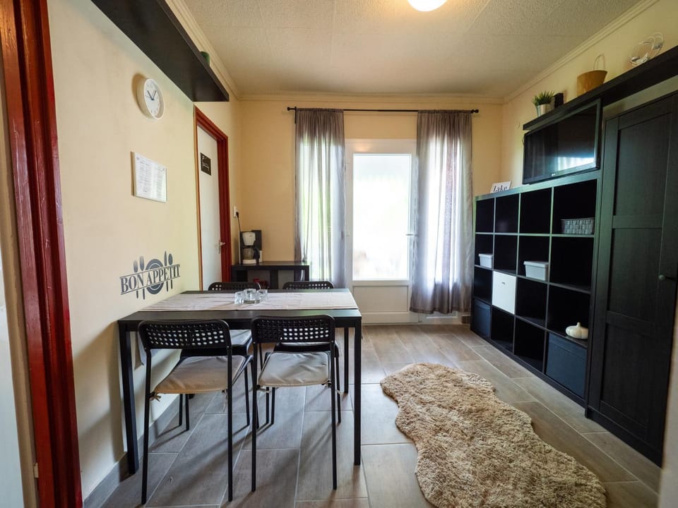 Communal lounge/ TV room, Living room, Dining area, Meals, hair dresser